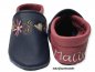 Preview: Lederpuschen dunkelblau-altrosa mit Stickerei Blumenranke altrosa-hellgrün-rosa-weiß und Namen an der Ferse links weiß